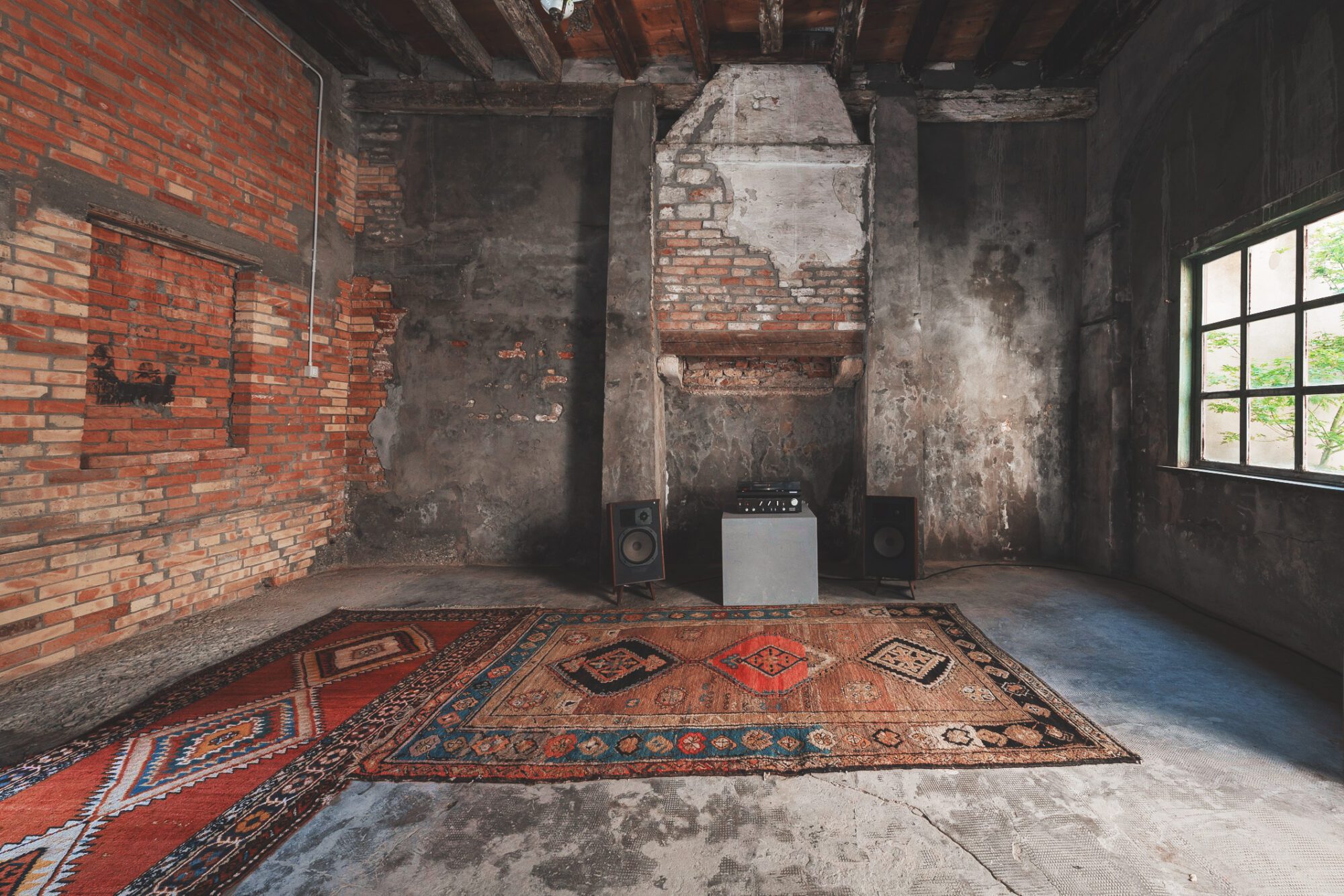 Vinyl player and speakers of the installation by Andrius Arutiunian in Venice Biennale